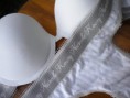 Art. 17: Conjunto Marcela Koury. Corpiño en tasa soft, cola less con bordado; en blanco, negro, hueso nougat, rosa pálido. 